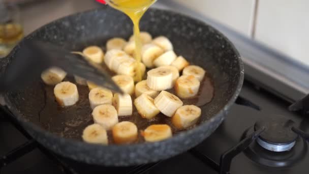 Processo di cottura della banana caramellata in padella a casa Focus selettivo — Video Stock