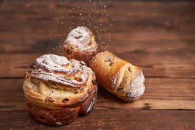 Geleneksel Paskalya pastası Kraffin, koyu bir arka plan karşısında ahşap masanın üzerinde duruyor. Kopya alanı olan bahar tatili ekmeği
