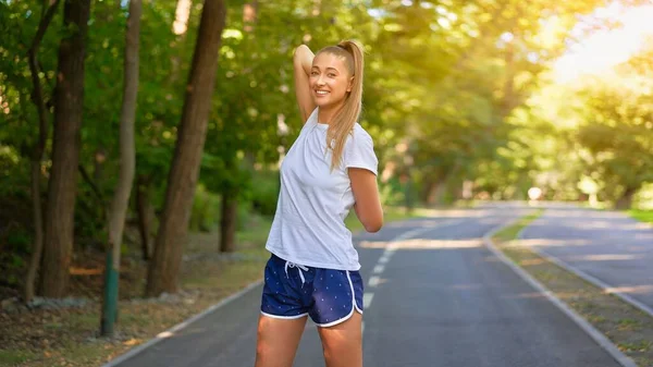 Femme Coureur Étirant Les Bras Avant Courir Parc Été Matin — Photo