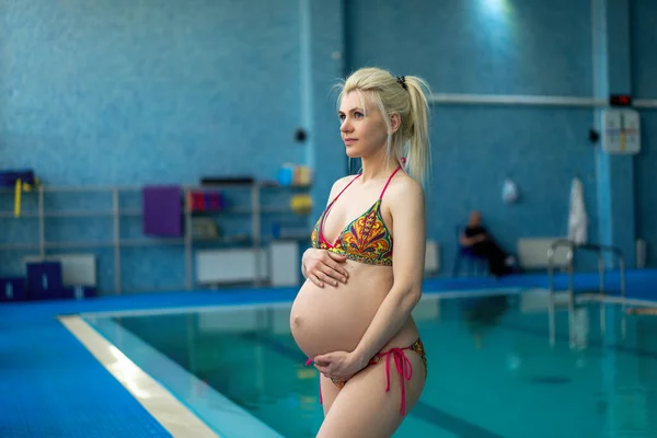 Femme Enceinte Debout Intérieur Piscine Étreinte Gros Ventre Grossesse Active — Photo