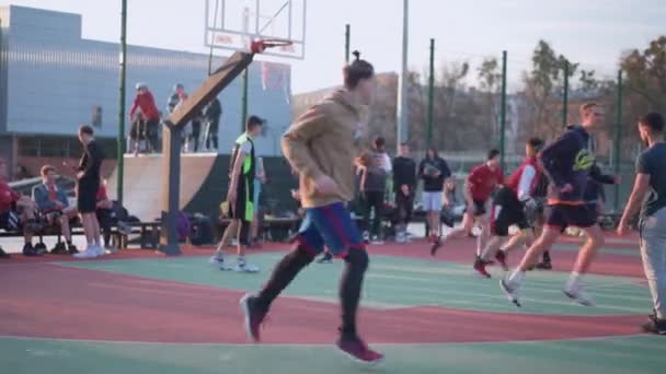 Charków, Ukraina kwiecień 2021 Młodzi aktywni grający w streetball na pięknym boisku sportowym na świeżym powietrzu. — Wideo stockowe