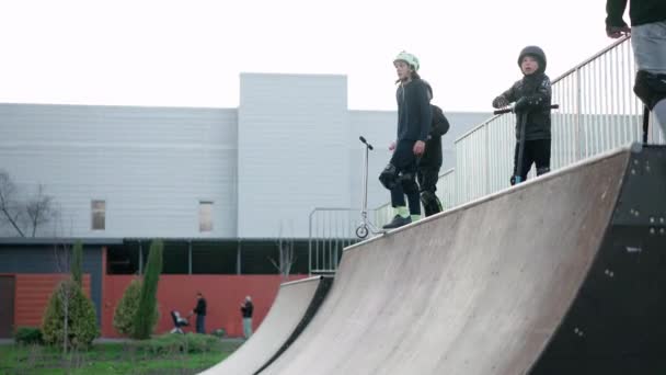 Charkow, Ukraine April 2021 Junge Leute Rollerblading Skateboards und Roller Aktive Freizeit im Skateboard-Park — Stockvideo