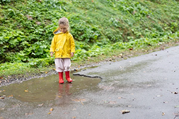 Fille Ludique Portant Imperméable Jaune Tout Sautant Dans Flaque Eau — Photo