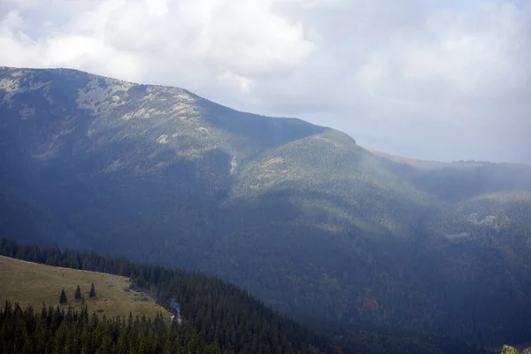 Berglandschap Met Wolkenlucht Karpaten Oekraïne Prachtig Uitzicht Het Landschap — Stockfoto