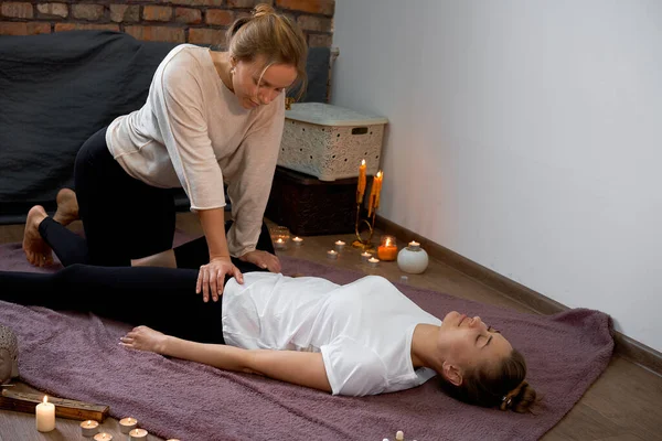 Relax Enjoy Spa Salon Getting Thai Massage Professional Masseur Woman — Stock Photo, Image