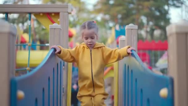 Kind. Kleines Mädchen spielt auf Spielplatz. — Stockvideo