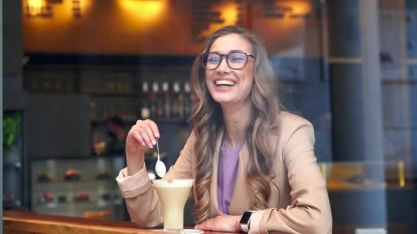 Efecto apretón de manos de mano Mujer de negocios sentada Café detrás de la ventana Esperando socio de negocios — Vídeos de Stock