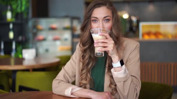 Mujer de negocios dueño del restaurante vestido elegante traje de pantalón sentado mesa en el restaurante con barra de fondo contador — Vídeos de Stock