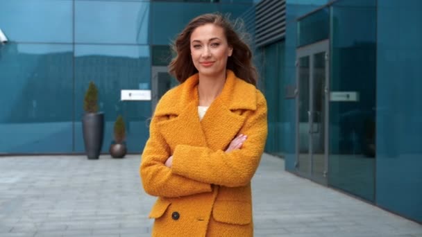 Donna d'affari vestito giallo cappotto in piedi all'aperto corporativo edificio sfondo — Video Stock