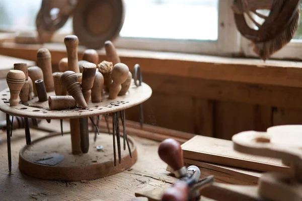 木工雕刻工具工作场所的木匠工具手工制作的木工业余爱好工具 — 图库照片