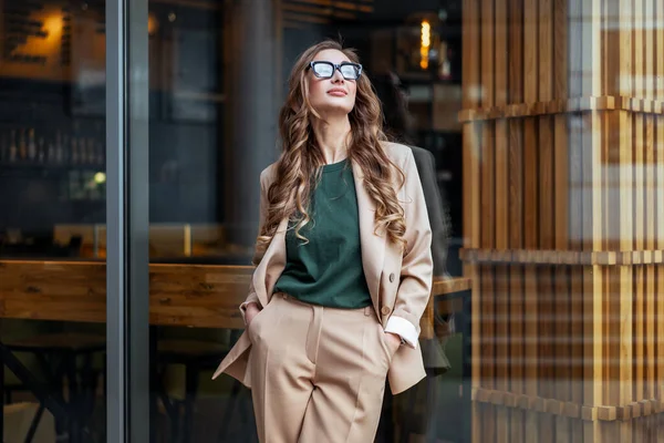 Femme Affaires Restaurant Propriétaire Habillé Elégant Pantsuit Debout Près Restaurant — Photo