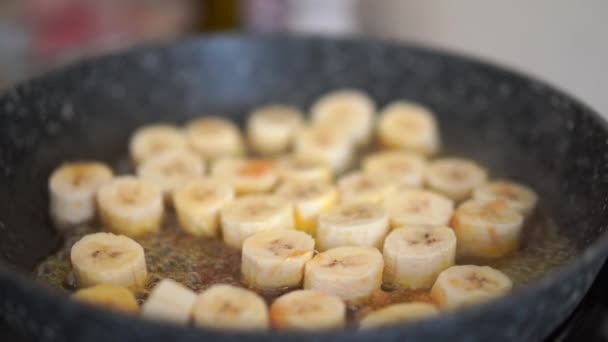 Processo di cottura della banana caramellata in padella a casa Focus selettivo — Video Stock