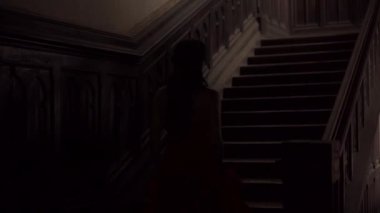 Klasik Kırmızı Elbiseli Kadın Eski Şato Baştan Çıkarıcı Elbiseli Güzel Prenses