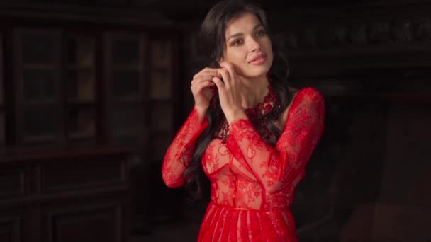 Kvinna vintage röd klänning gammalt slott vacker prinsessa i förförisk klänning — Stockvideo