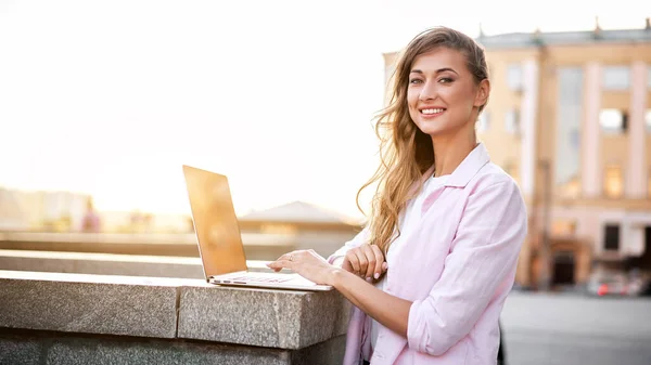 Mujer Negocios Pie Edificio Corporativo Día Verano Utilizando Ordenador Portátil — Foto de Stock