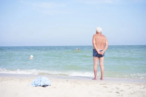 Solo Hombre Mayor Irreconocible Pie Mar Playa Viendo Horizonte Vista — Foto de Stock