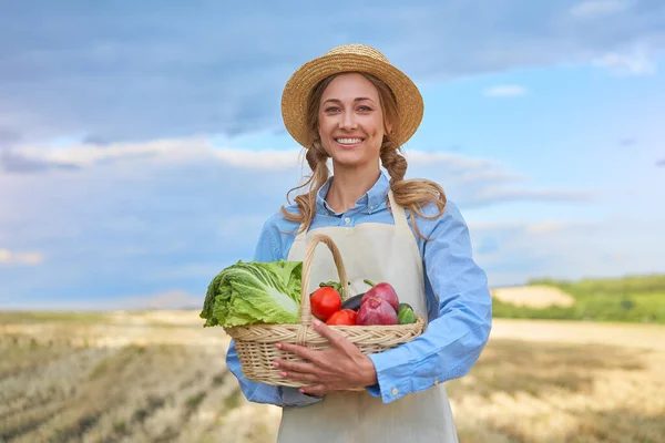 Žena Zemědělec Sláma Klobouk Drží Koš Zelenina Cibule Rajčatový Salát — Stock fotografie