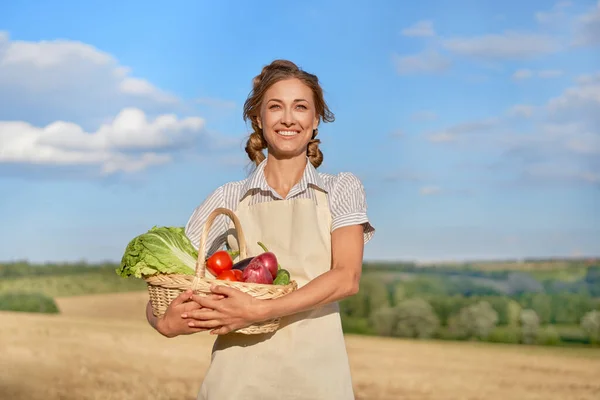 Kobieta Rolnik Gospodarstwa Kosz Warzywny Cebula Pomidor Sałatka Ogórek Stojący — Zdjęcie stockowe