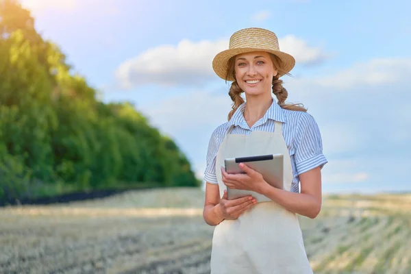 Femme Agricultrice Chapeau Paille Agriculture Intelligente Debout Terres Agricoles Souriant — Photo