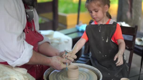 Potter Teaching Pottery Little Girl — Stock Video