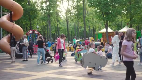 Ucraina, Kharkov Maggio 2021 Molte persone si divertono a camminare giocando sul parco giochi pubblico — Video Stock