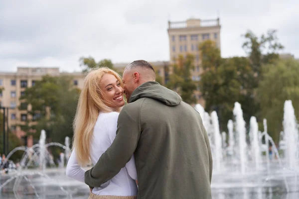 Romantik Yürüyüş Şehir Parkındaki Çeşmenin Yanında Kucaklaşan Genç Çift Adamın — Stok fotoğraf