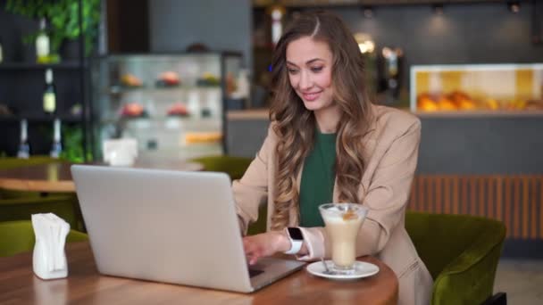 Business Woman restaurace majitel použít notebook oblečené elegantní kalhoty Sedací stůl v restauraci s bar počítadlo na pozadí — Stock video