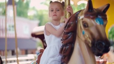 Küçük kız ata biner Eski usul Fransız Atlıkarınca, döner kavşak