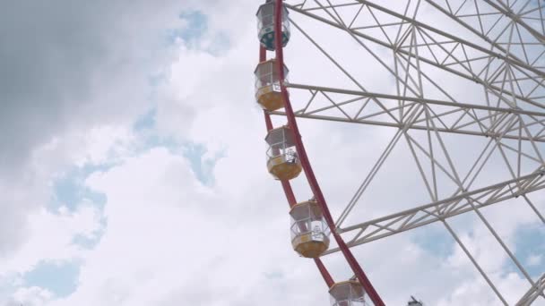 Gran noria rueda en parque de atracciones gira contra el cielo nublado — Vídeos de Stock