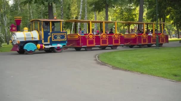 Ukraina, Charkov Maj 2021 Ekologisk elektrisk utflykt tåg i Gorkij Park med passagerare barn — Stockvideo