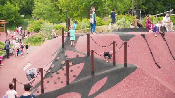 Ukraine, Kharkov May 2021 Sargin Yar Children playing modern playground with hill rope climbing — Stock Video