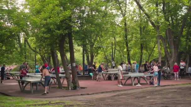 Ukraine, Kharkov May 2021 many people playing ping pong tennis outdoor city park Healthy lifestyle active leisure on nature — Stock Video