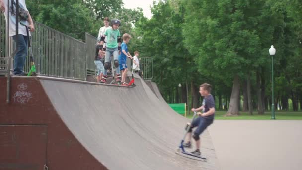 Kharkov, Ukraine Mai 2021 Les jeunes rollers planches à roulettes et scooters Loisirs actifs dans le parc de skateboard. Mode de vie sain — Video