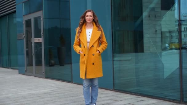 Donna d'affari vestito giallo cappotto in piedi all'aperto corporativo edificio sfondo pronto stretta di mano saluto cliente — Video Stock