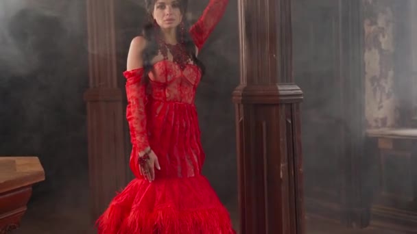 Mujer Vintage vestido rojo viejo castillo hermosa princesa en vestido seductor — Vídeo de stock