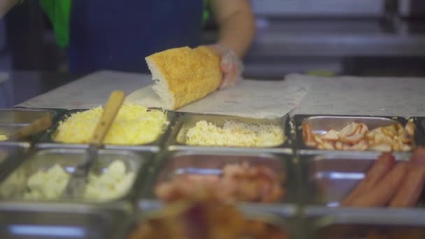 Mujer vendedor ambulante manos haciendo sándwich al aire libre. bocadillos de cocina, cocina de comida rápida para cocina comercial. — Vídeos de Stock