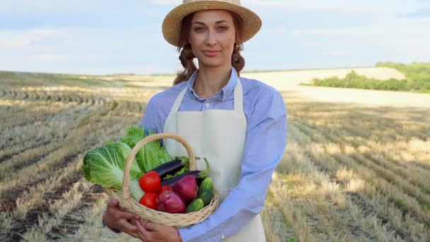 Жінка-фермер солом'яний капелюх фартух стоїть фермерські господарства посміхаючись Жінка-агроном спеціаліст сільського господарства агробізнес Щасливий позитивний кавказький працівник сільськогосподарського поля — стокове відео