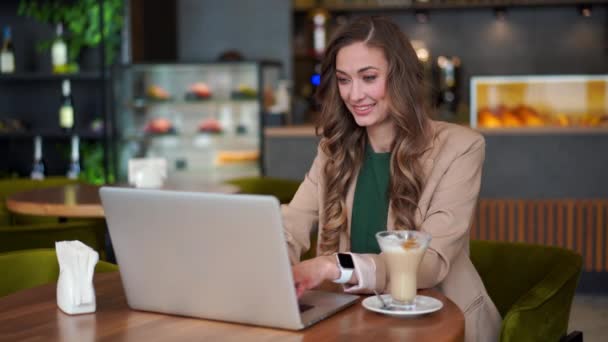 Business Woman restaurace majitel použít notebook oblečené elegantní kalhoty Sedací stůl v restauraci s bar počítadlo na pozadí — Stock video