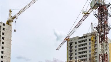 Yüksek Bina Crane İnşaat Turnaları Mavi Bulut Gökyüzüne Karşı Çok Katlı Konut Yapıları Yapımında Çalışıyor