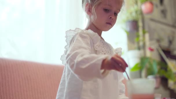 Kleines Mädchen malt handgemachten Topf zu Hause Hobby Freizeit Kunst Handwerk Konzept Kindermalerei Handarbeit Ton Figur — Stockvideo