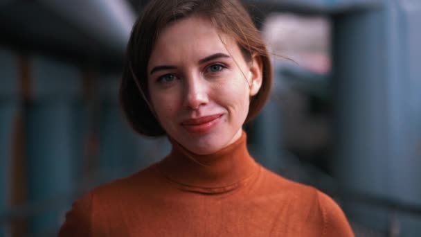 Γυναίκα πορτρέτο εμπιστοσύνη μελαχρινή χαμόγελο ντυμένος καφέ ζιβάγκο σκούρο φόντο — Αρχείο Βίντεο