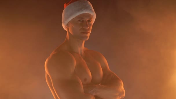 Christmas Man Santa hat naked torso pointing to head with one finger, great idea or thought, good memory — Stock Video