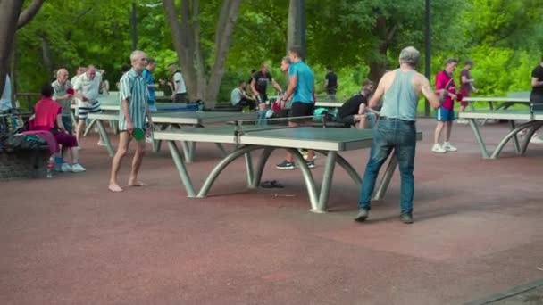 Ukraina, Charków Maj 2021 Senior gra w ping ponga tenis odkryty park miejski Zdrowy styl życia aktywny wypoczynek na łonie natury — Wideo stockowe