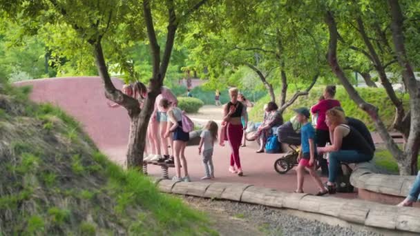 Ukraine, Kharkov Mai 2021 Sargin Yar Enfants jouant aire de jeux moderne avec escalade de la corde — Video