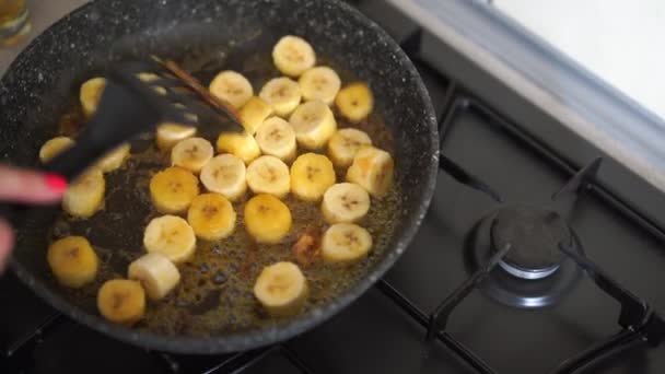 Processo di cottura della banana caramellata in padella a casa Focus selettivo — Video Stock