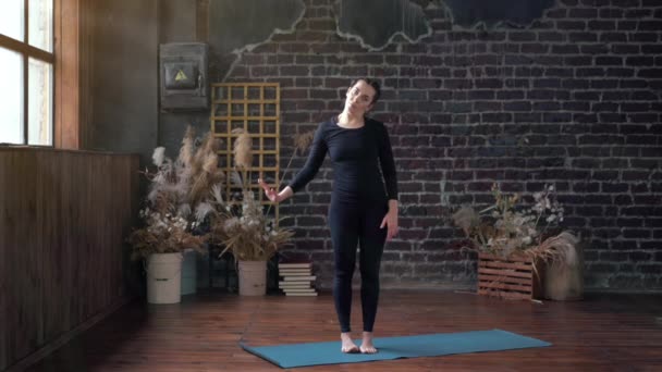 Vrouw die Yoga Indoor Class beoefent. Uitrekken Oefening Dag Licht. — Stockvideo