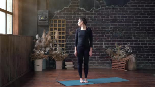 Женщина практикует йогу в помещении. Дневные упражнения на растяжку. — стоковое видео