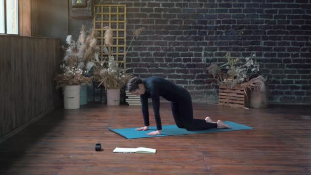 Vrouw die Yoga Indoor Class beoefent. Uitrekken Oefening Dag Licht. — Stockvideo