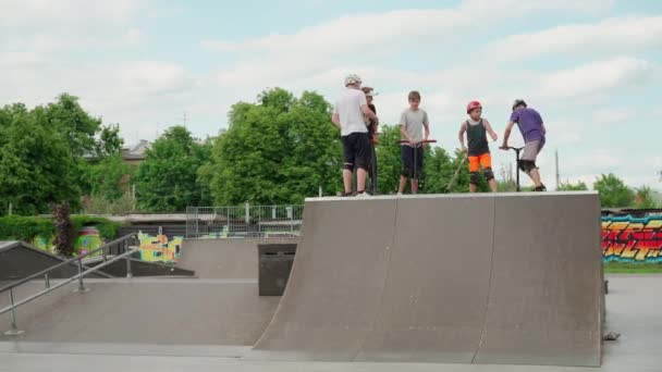 Kharkov, Ukraine May 2021 Young people rollerblading skateboards and scooters Active leisure in skateboard park. Healthy lifestyle — Stock Video