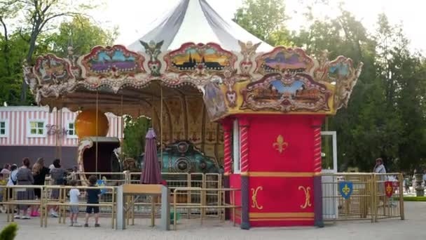 Ucrânia, Kharkov maio 2021 Gorky Park Old Fashioned French Carousel, Roundabout no parque público da cidade pessoas andando por aí férias de verão — Vídeo de Stock